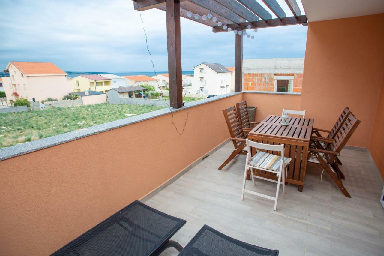 Apartman Matej With Pool Povljana Bagian luar foto
