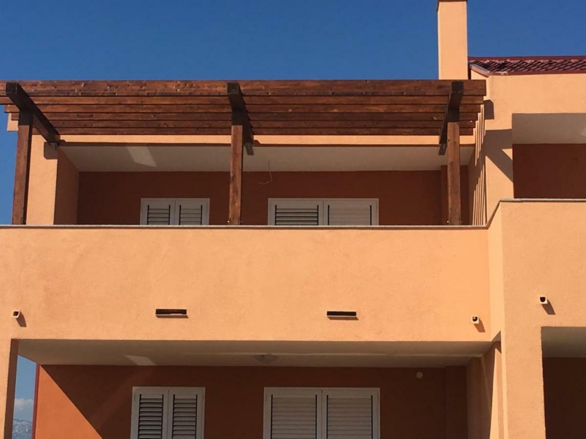 Apartman Matej With Pool Povljana Bagian luar foto