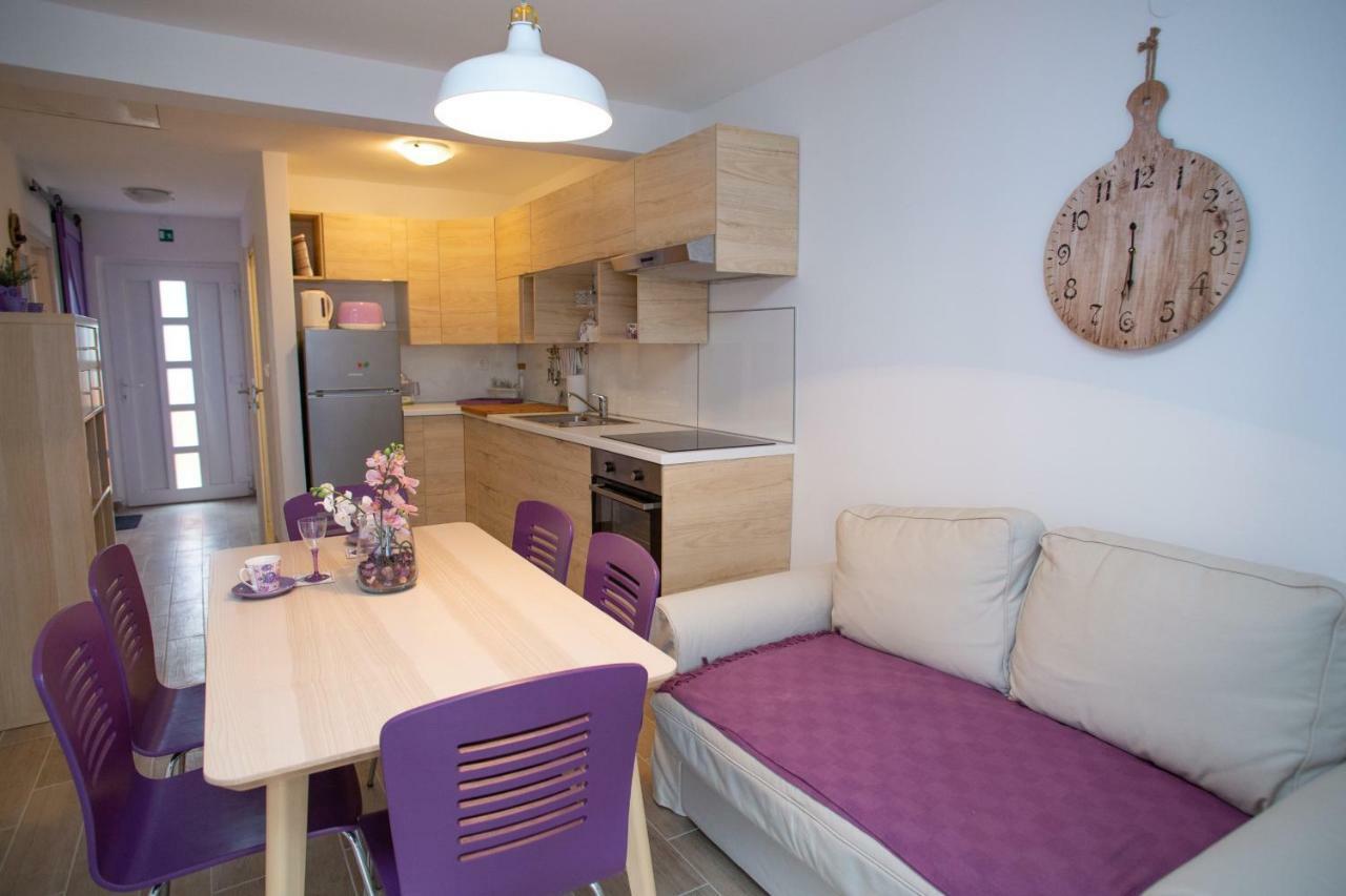 Apartman Matej With Pool Povljana Bagian luar foto