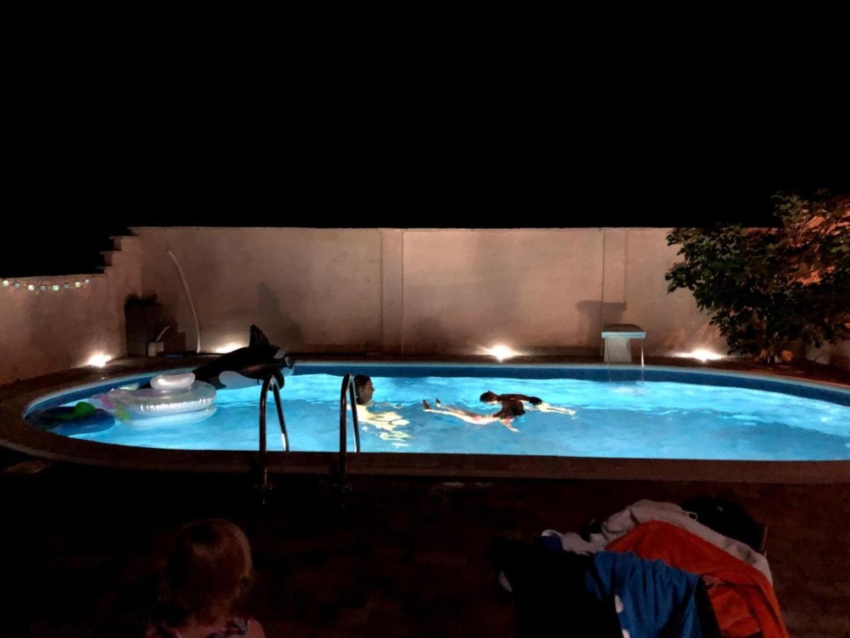 Apartman Matej With Pool Povljana Bagian luar foto