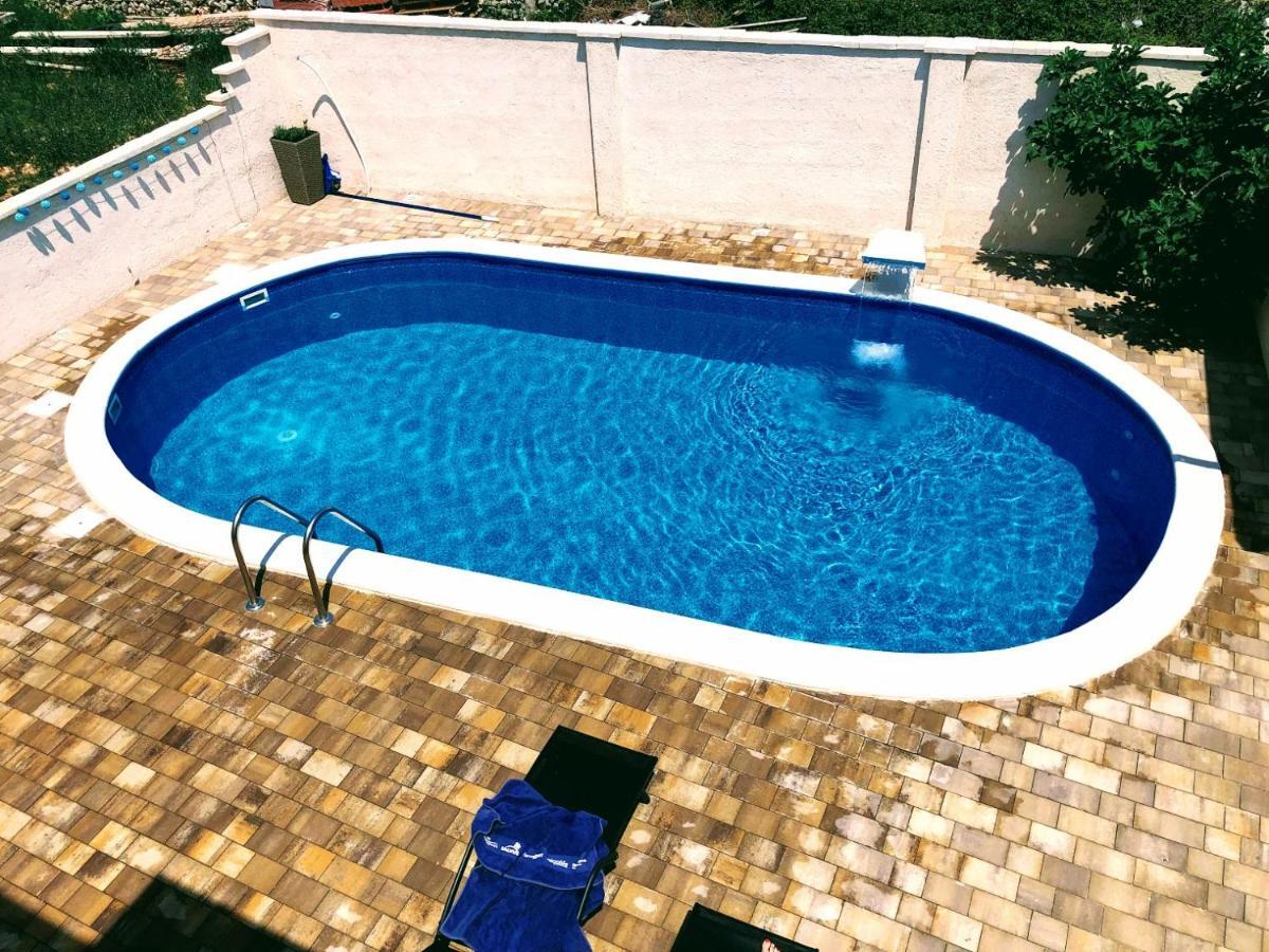 Apartman Matej With Pool Povljana Bagian luar foto